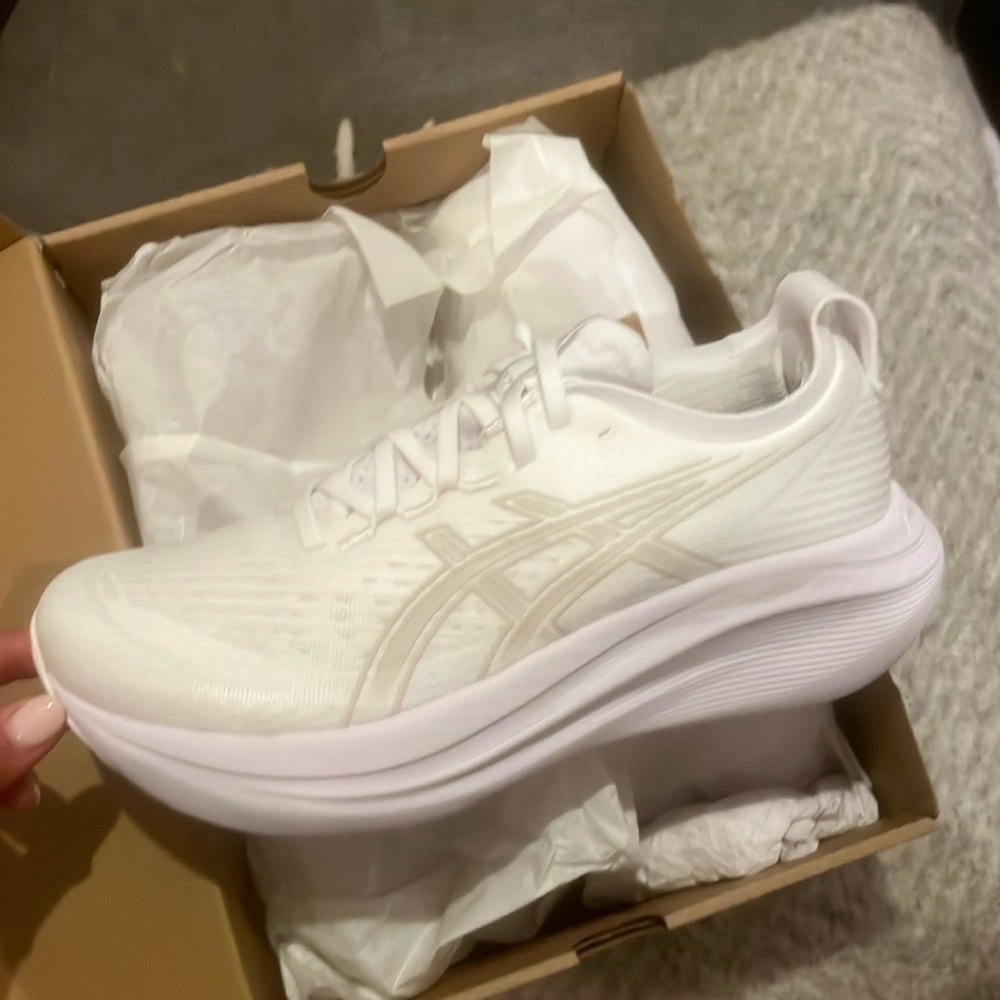 Brand new with tags and box white asics gel nimbus 27 women’s size 9
